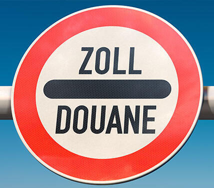 Warnschild auf dem Zoll Douane steht