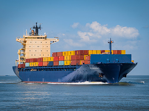 Ein Frachter im Meer das Container geladen hat