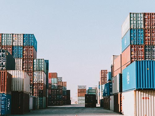 Frachthafen mit Containern